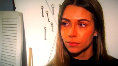 Ainhoa, la víctima del acosador de Sóller, vive con miedo a que su agresor y vecino quede en libertad Ainhoa, la víctima del acosador de Sóller, vive con miedo a que su agresor y vecino quede en libertad