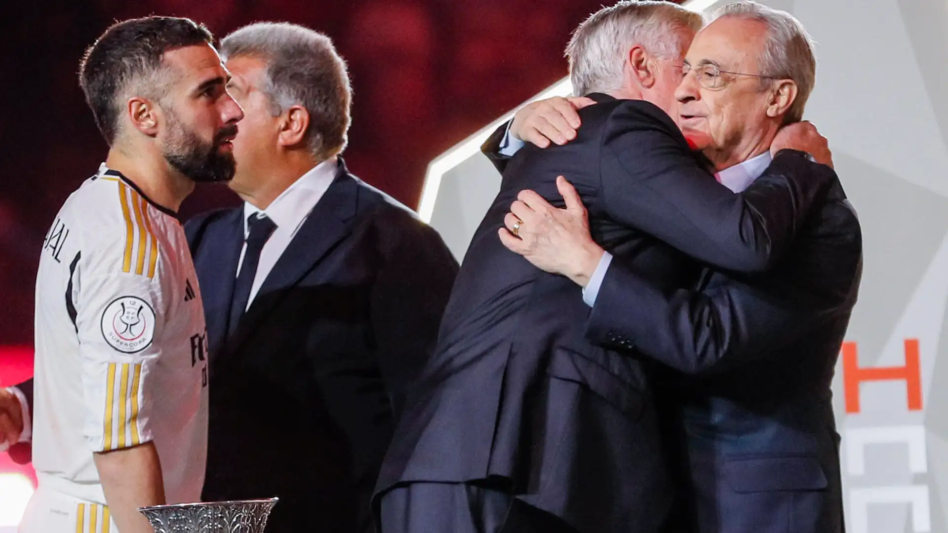El abrazo de Ancelotti a Florentino Pérez El abrazo de Ancelotti a Florentino Pérez