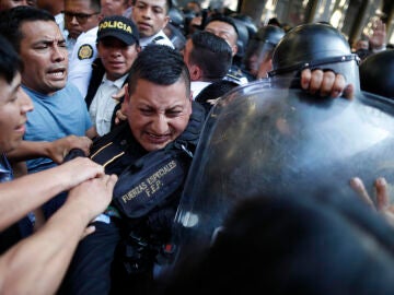 Manifestantes chocan con policías en las afueras del Congreso