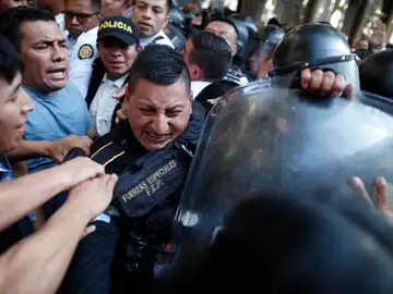 Manifestantes chocan con policías en las afueras del Congreso Manifestantes chocan con policías en las afueras del Congreso