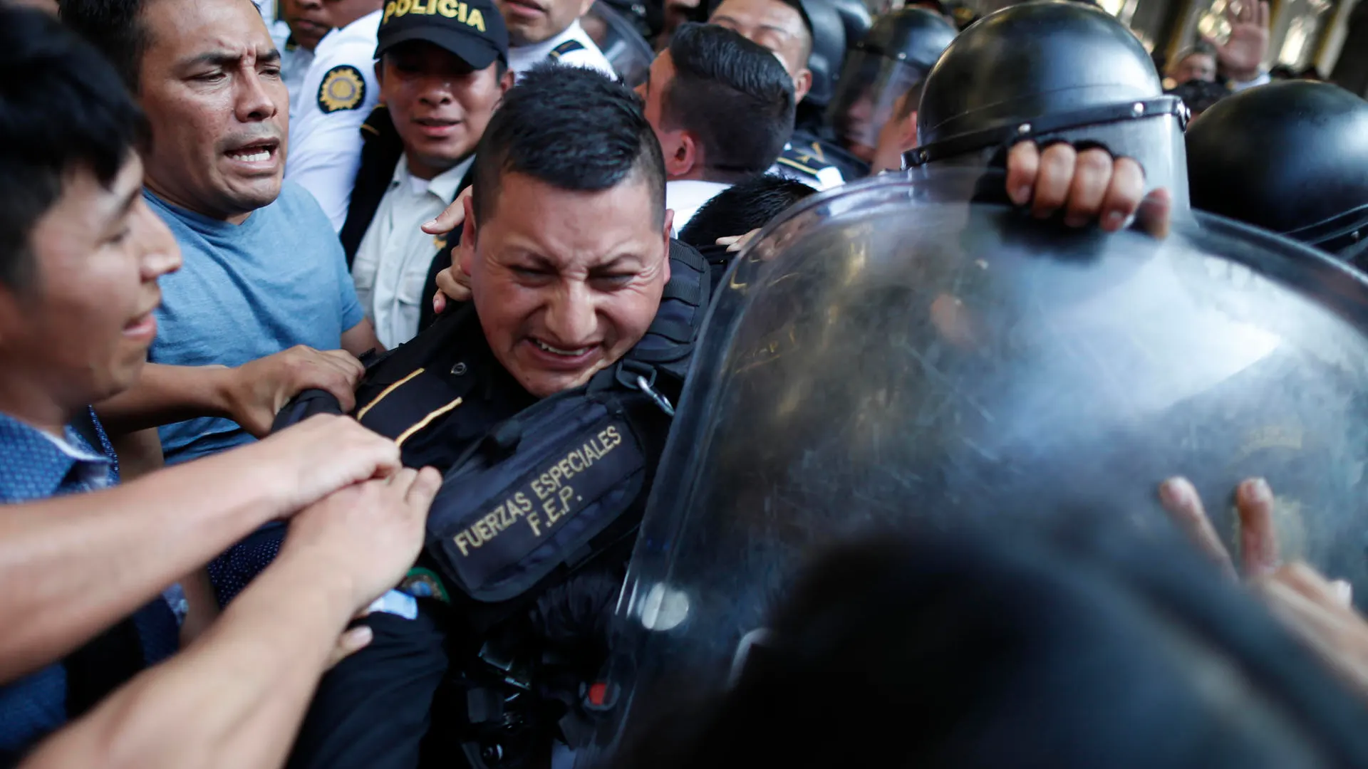 Manifestantes chocan con policías en las afueras del Congreso Manifestantes chocan con policías en las afueras del Congreso