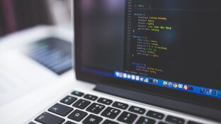 Imagen de archivo de un ordenador con programaci&oacute;n