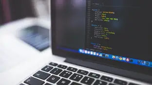 Imagen de archivo de un ordenador con programación Imagen de archivo de un ordenador con programación