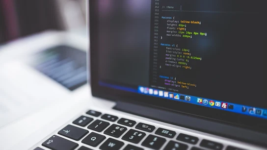 Imagen de archivo de un ordenador con programación Imagen de archivo de un ordenador con programación