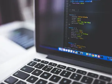 Imagen de archivo de un ordenador con programación Imagen de archivo de un ordenador con programación