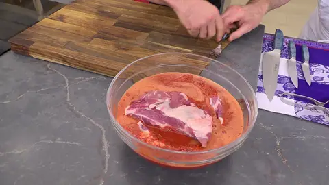 Deja la carne marinando durante 2 horas como mínimo Deja la carne marinando durante 2 horas como mínimo
