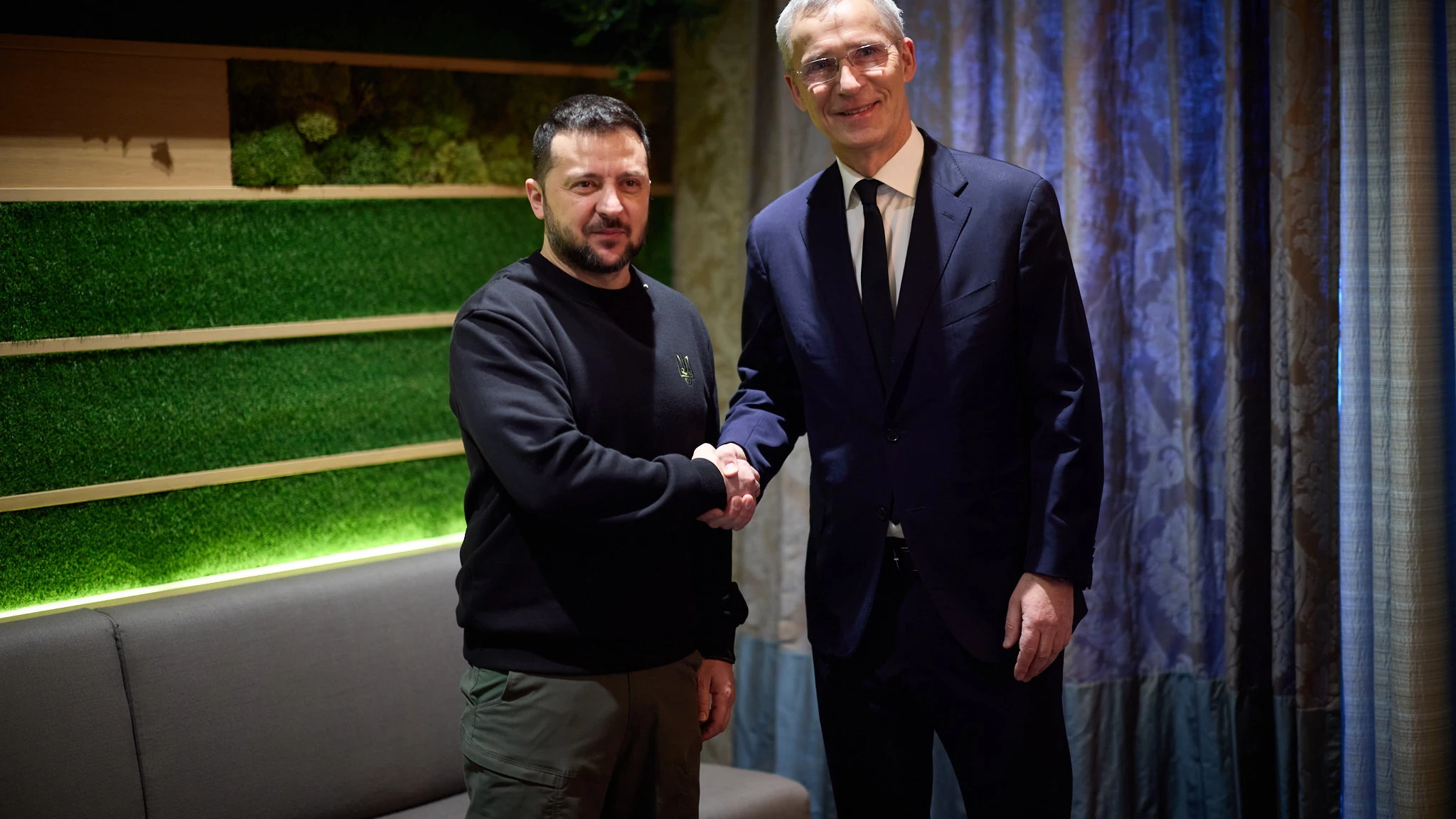 El presidente de Ucrania, Volodimir Zelenski, y el secretario general de la OTAN, Jens Stoltenberg, en Davos (Suiza)