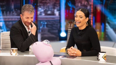 ¿Qué no puede faltar en el bolso de Chanel? Trancas y Barrancas lo descubren en El Hormiguero