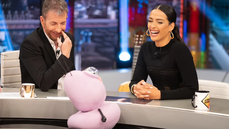 ¿Qué no puede faltar en el bolso de Chanel? Trancas y Barrancas lo descubren en El Hormiguero ¿Qué no puede faltar en el bolso de Chanel? Trancas y Barrancas lo descubren en El Hormiguero