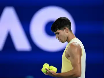 Carlos Alcaraz, antes de servir en su partido ante Richard Gasquet Carlos Alcaraz, antes de servir en su partido ante Richard Gasquet