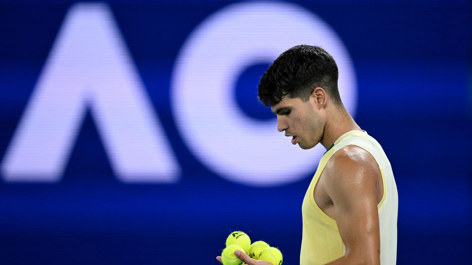 Carlos Alcaraz, antes de servir en su partido ante Richard Gasquet Carlos Alcaraz, antes de servir en su partido ante Richard Gasquet