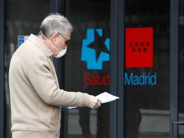 Un hombre protegido con una mascarilla llega al hospital La Paz de Madrid