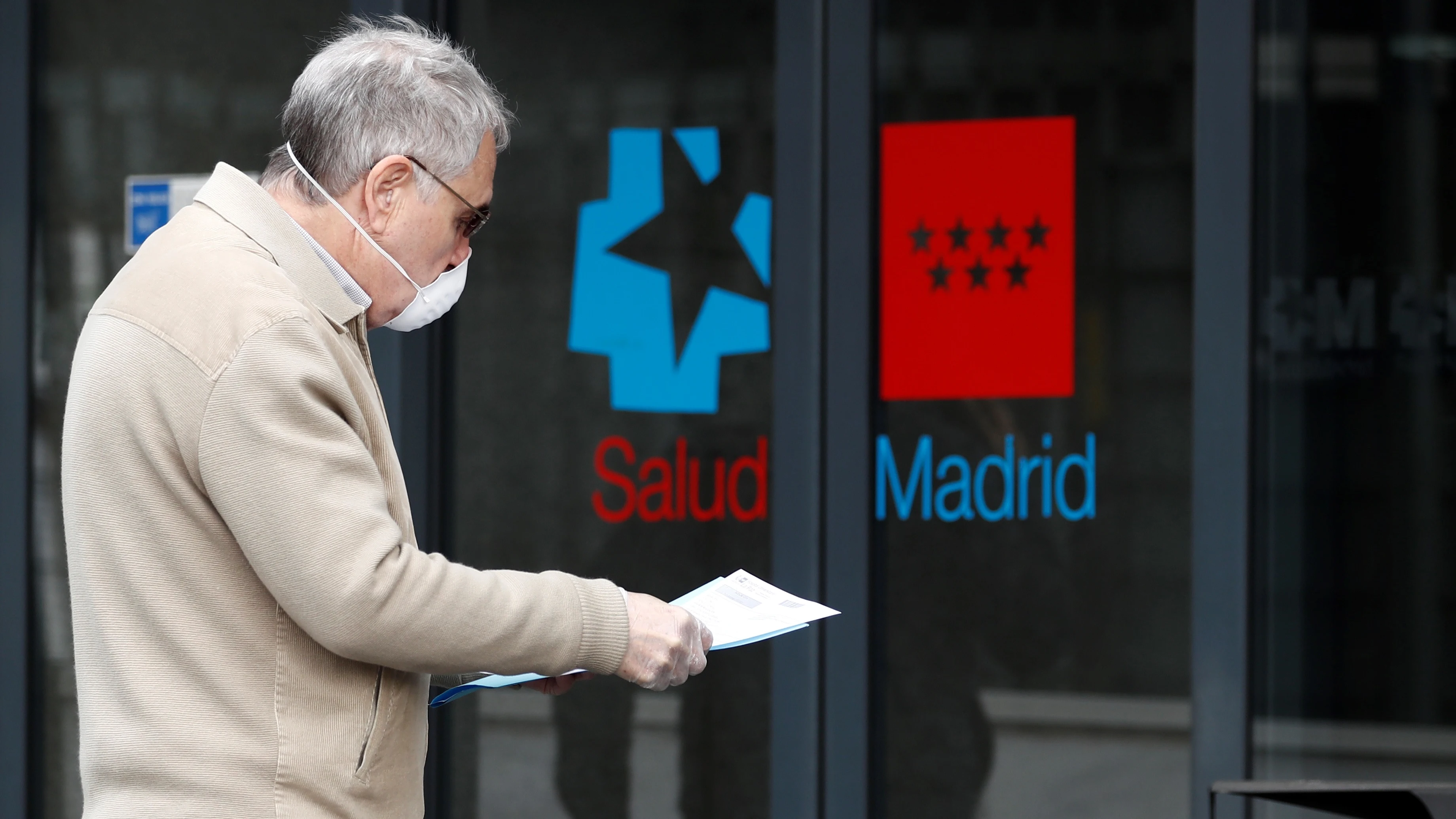 Un hombre protegido con una mascarilla llega al hospital La Paz de Madrid Un hombre protegido con una mascarilla llega al hospital La Paz de Madrid
