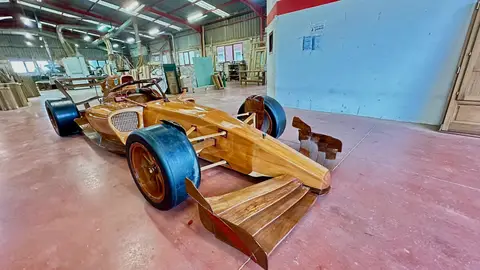El Fórmula 1 de madera construido por Alejandro Méndez