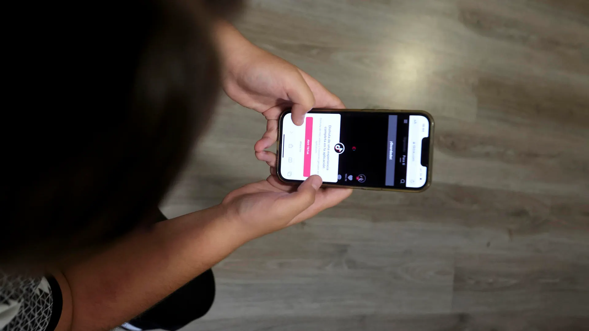 Una joven consulta su teléfono Una joven consulta su teléfono