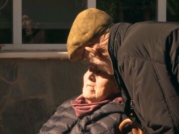 Paco y Elena viven un amor eterno a pesar del Alzheimer y la distancia: "Me ve y me besa, aunque casi no me reconoce"