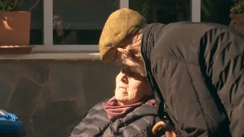 Paco y Elena viven un amor eterno a pesar del Alzheimer y la distancia: "Me ve y me besa, aunque casi no me reconoce"