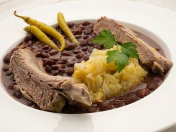 Alubias con berza y costilla, de Arguiñano: "Un plato clásico de invierno para alimentar a toda la familia, barato y completo"