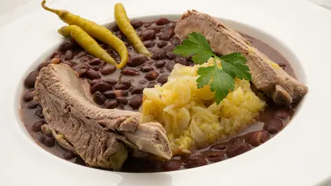 Alubias con berza y costilla, de Arguiñano: "Un plato clásico de invierno para alimentar a toda la familia, barato y completo" Alubias con berza y costilla, de Arguiñano: "Un plato clásico de invierno para alimentar a toda la familia, barato y completo"