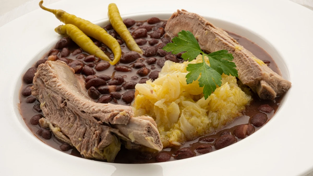 Alubias con berza y costilla, de Arguiñano: "Un plato clásico de invierno para alimentar a toda la familia, barato y completo" Alubias con berza y costilla, de Arguiñano: "Un plato clásico de invierno para alimentar a toda la familia, barato y completo"