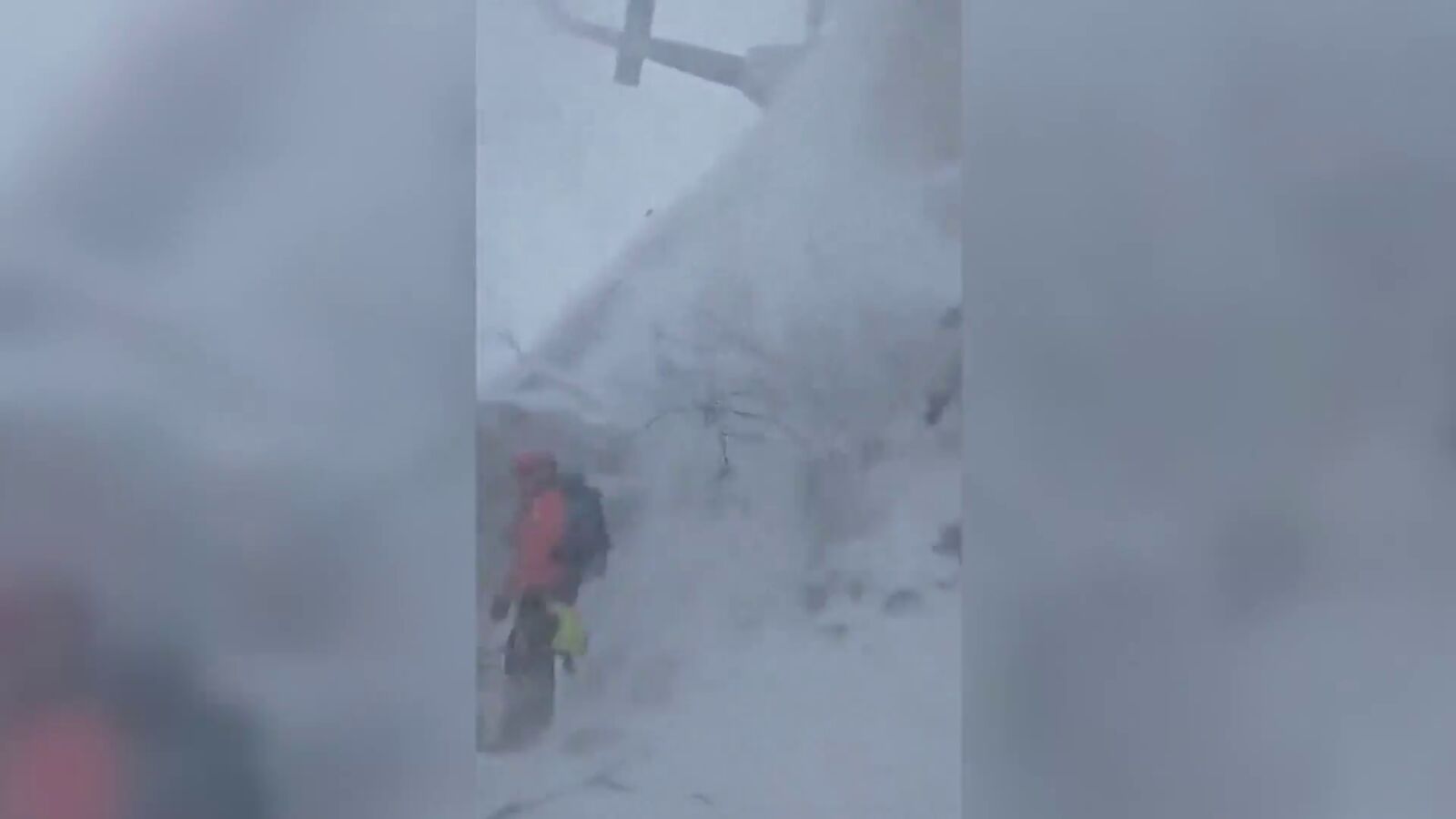 El espectacular rescate de película de 4 universitarios atrapados por una tormenta invernal