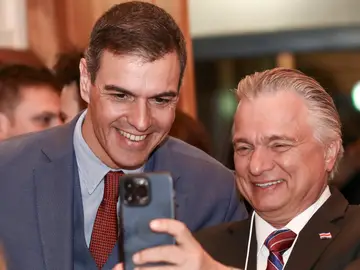 El presidente del Gobierno Pedro Sánchez durante el viaje que el presidente ha realizado hoy martes a Suiza para participar en el Foro Económico Mundial en Davos. El presidente del Gobierno Pedro Sánchez durante el viaje que el presidente ha realizado hoy martes a Suiza para participar en el Foro Económico Mundial en Davos.