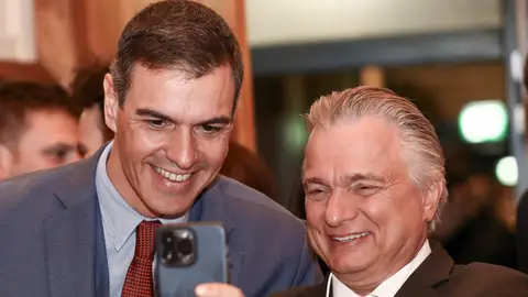 El presidente del Gobierno Pedro Sánchez durante el viaje que el presidente ha realizado hoy martes a Suiza para participar en el Foro Económico Mundial en Davos. El presidente del Gobierno Pedro Sánchez durante el viaje que el presidente ha realizado hoy martes a Suiza para participar en el Foro Económico Mundial en Davos.