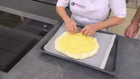 Extiende 1 lámina de hojaldre Extiende 1 lámina de hojaldre