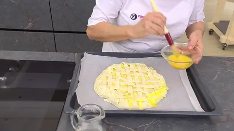 Pinta el hojaldre con el huevo batido Pinta el hojaldre con el huevo batido