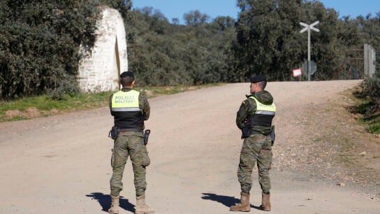 Militares en las cercan&iacute;as de la base de la Brigada 'Guzm&aacute;n el Bueno' X de Cerro Muriano el d&iacute;a del accidente