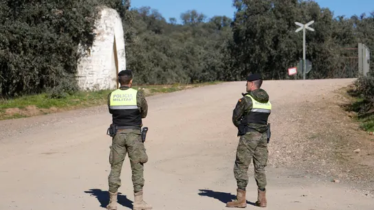 Militares en las cercanías de la base de la Brigada 'Guzmán el Bueno' X de Cerro Muriano el día del accidente Militares en las cercanías de la base de la Brigada 'Guzmán el Bueno' X de Cerro Muriano el día del accidente