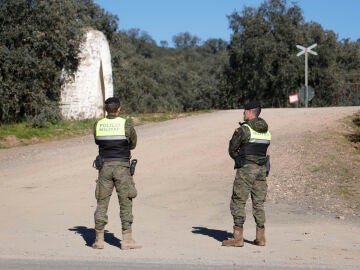 Militares en las cercanías de la base de la Brigada 'Guzmán el Bueno' X de Cerro Muriano el día del accidente