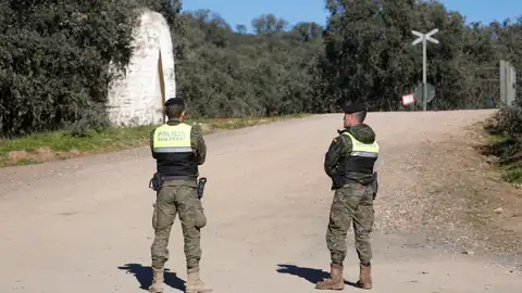 Militares en las cercanías de la base de la Brigada 'Guzmán el Bueno' X de Cerro Muriano el día del accidente