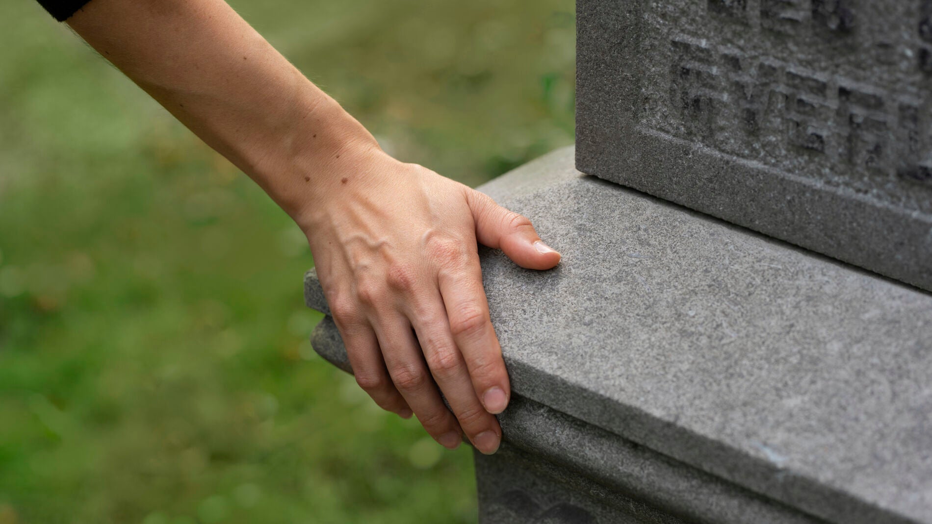 Varios Encapuchados Profanan Tumbas Del Cementerio De Murcia