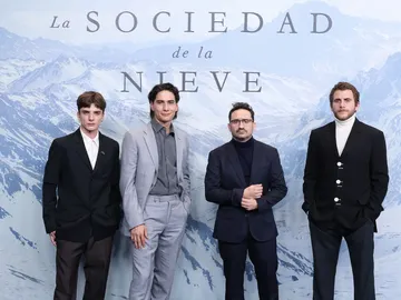 Los actores de La sociedad de la nieve y J.A. BAyona Los actores de La sociedad de la nieve y J.A. BAyona