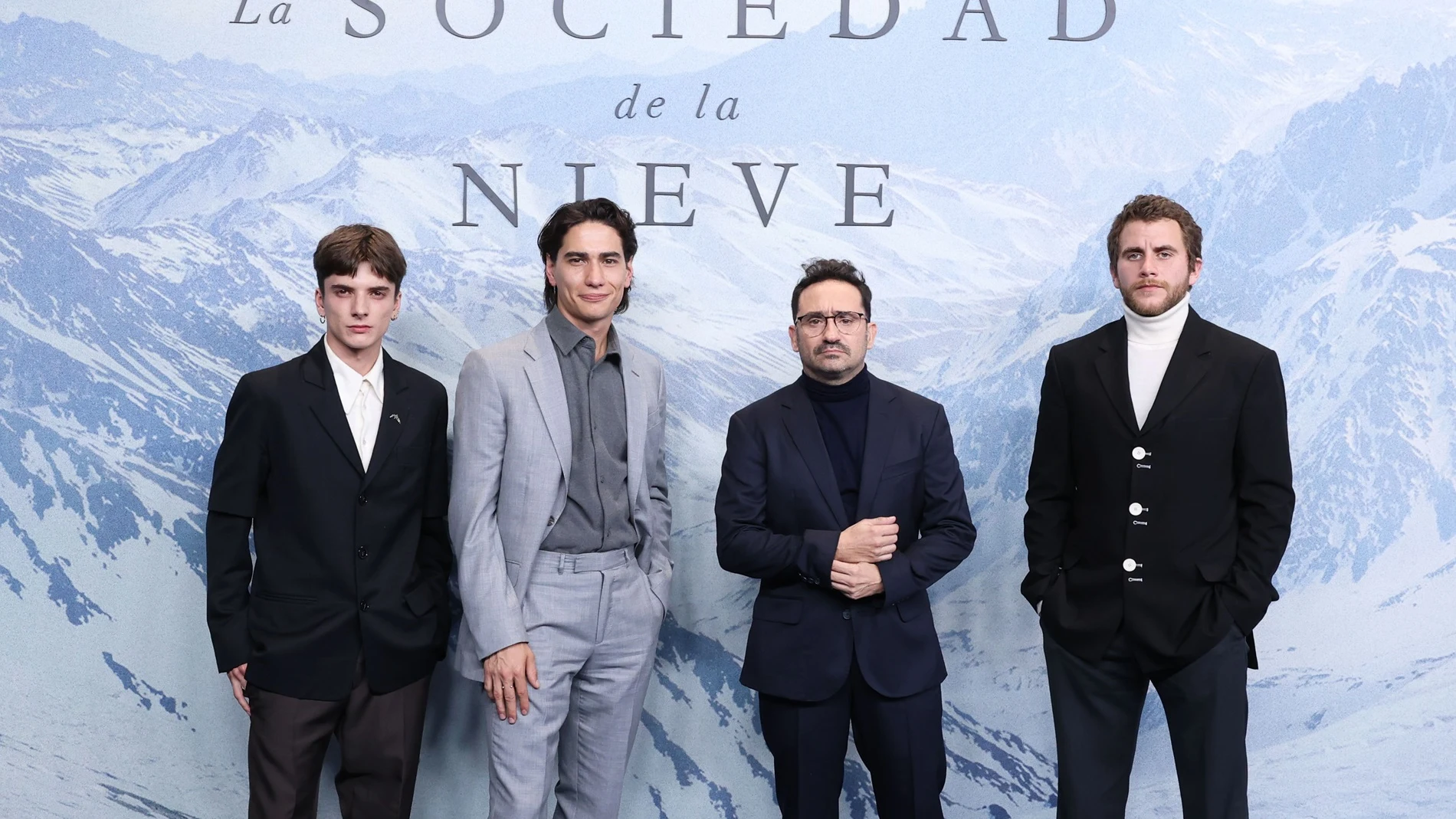 Los actores de La sociedad de la nieve y J.A. BAyona Los actores de La sociedad de la nieve y J.A. BAyona