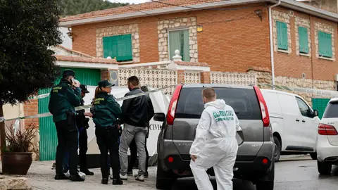 Miembros de la Guardia Civil trabajando en la zona Miembros de la Guardia Civil trabajando en la zona