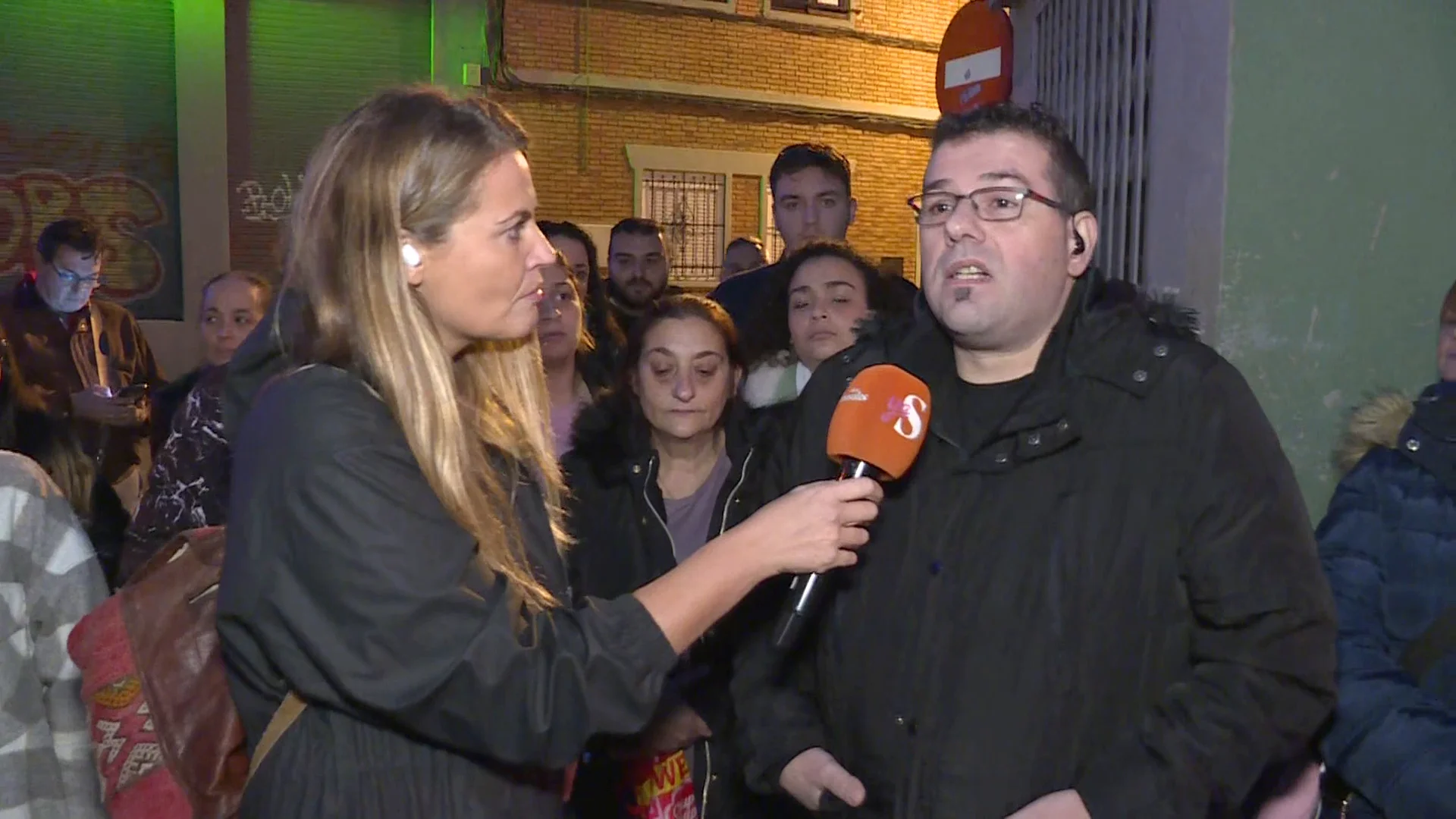 Un vecino amenaza con estallar las viviendas: "No se puede vivir así, da mucho miedo" Un vecino amenaza con estallar las viviendas: "No se puede vivir así, da mucho miedo"