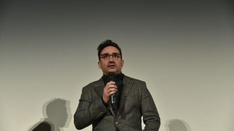 El cineasta Juan Antonio Bayona, interviene durante la presentación de su última película ‘La sociedad de la nieve’ en los cines Palafox de Zaragoza, a 17 de enero de 2024, en Zaragoza, Aragón (España). Bayona, tras el estreno oficial el 13 de diciembre en Uruguay, tiene un coloquio en Zaragoza con su película ‘La sociedad de la nieve’, que está basada en el accidente del vuelo 571 de la Fuerza Aérea Uruguaya en la cordillera de los Andes en 1972. 17 ENERO 2024;CINEASTA;BAYONA;PELÍCULA;DIREC...