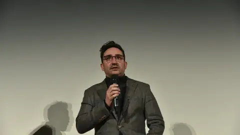 Bayona visita Zaragoza para presentar su última película ‘La sociedad de la nieve’ El cineasta Juan Antonio Bayona, interviene durante la presentación de su última película ‘La sociedad de la nieve’ en los cines Palafox de Zaragoza, a 17 de enero de 2024, en Zaragoza, Aragón (España). Bayona, tras el estreno oficial el 13 de diciembre en Uruguay, tiene un coloquio en Zaragoza con su película ‘La sociedad de la nieve’, que está basada en el accidente del vuelo 571 de la Fuerza Aérea Uruguaya en la cordillera de los Andes en 1972. 17 ENERO 2024;CINEASTA;BAYONA;PELÍCULA;DIREC...