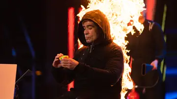 Mario Vaquerizo se quema a lo bonzo mientras hace un cubo de Rubik 