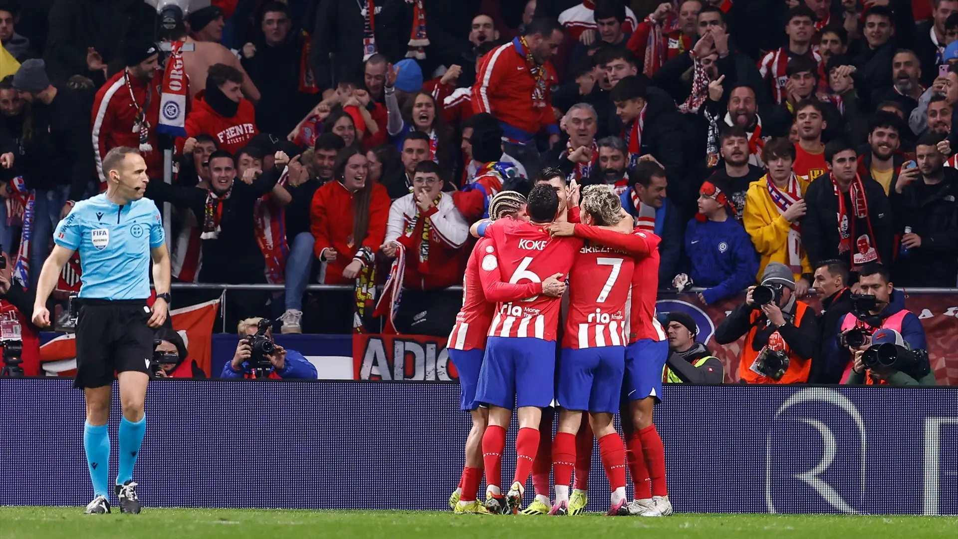 Los jugadores rojiblancos celebran un gol