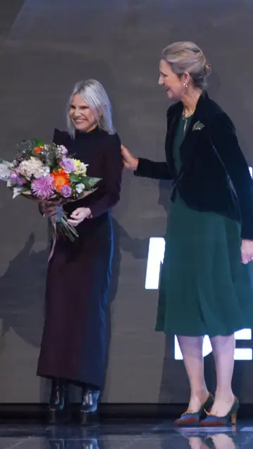 Eugenia Martínez de Irujo recibe un premio de manos de la infanta Elena Eugenia Martínez de Irujo recibe un premio de manos de la infanta Elena