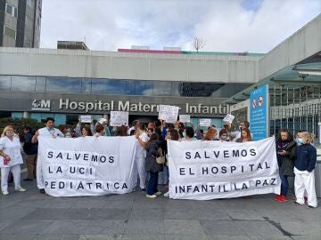 Trabajadores del Hospital La Paz protestan en la entrada