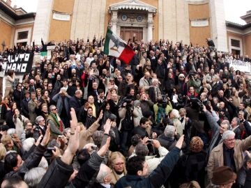 Personas haciendo el saludo fascista