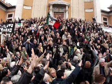 Personas haciendo el saludo fascista Personas haciendo el saludo fascista