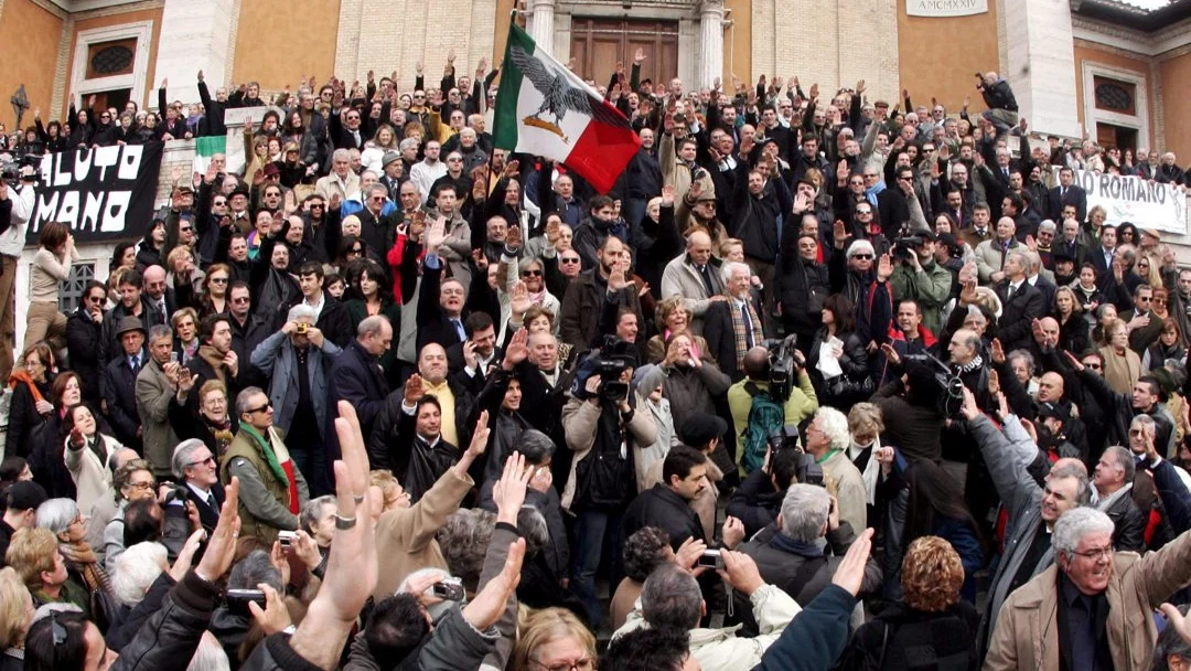 Personas haciendo el saludo fascista