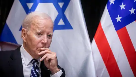 Joe Biden con una bandera de Israel de fondo Joe Biden con una bandera de Israel de fondo