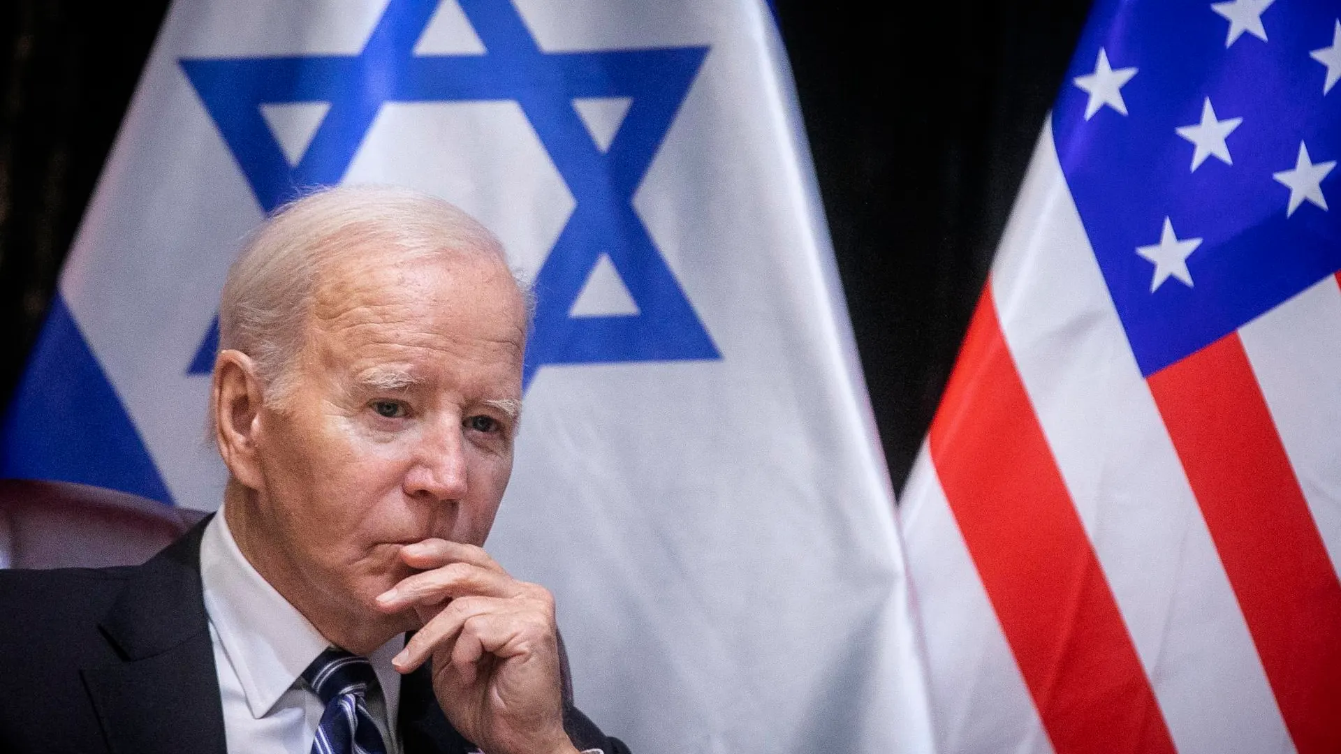 Joe Biden con una bandera de Israel de fondo