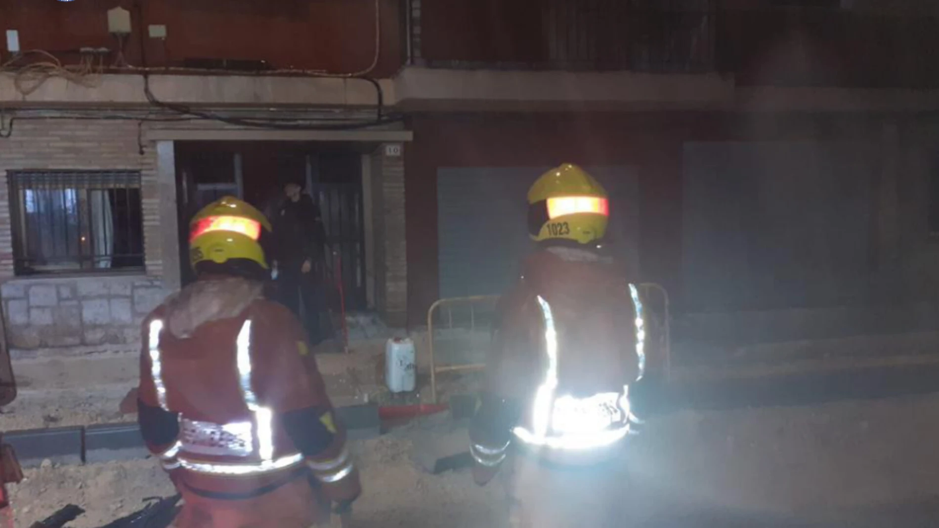 Imagen de dos bomberos en el incendio de la vivienda en Gandía